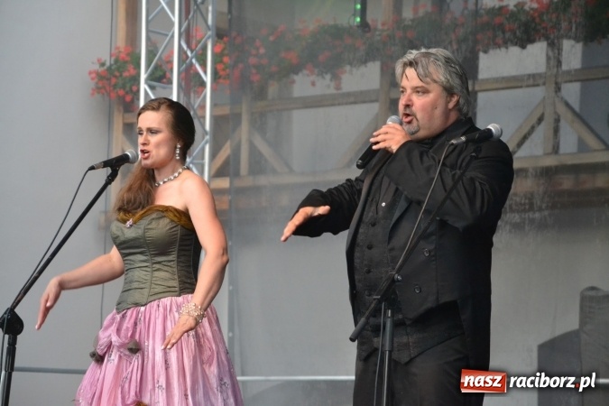 Zdjęcie w galerii na portalu naszraciborz.pl: Z nutką humoru - koncert operetkowy na zamku wiadomości z regionu