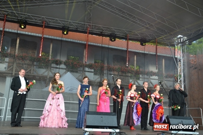 Zdjęcie w galerii na portalu naszraciborz.pl: Z nutką humoru - koncert operetkowy na zamku wiadomości z regionu