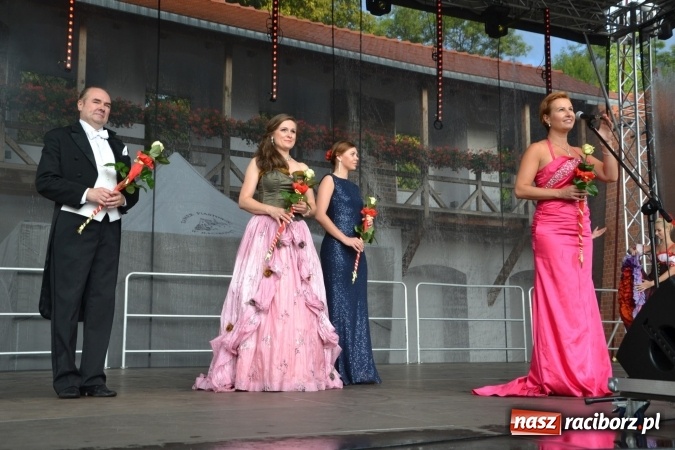 Zdjęcie w galerii na portalu naszraciborz.pl: Z nutką humoru - koncert operetkowy na zamku wiadomości z regionu