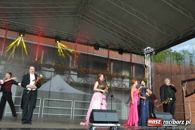 Zdjęcie w galerii na portalu naszraciborz.pl: Z nutką humoru - koncert operetkowy na zamku wiadomości z regionu