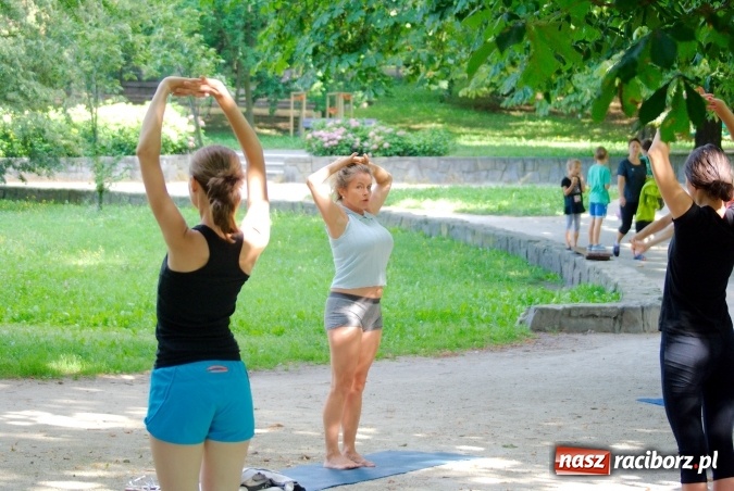 Zdjęcie w galerii na portalu naszraciborz.pl: Poranna joga w Parku Roth wiadomości z regionu