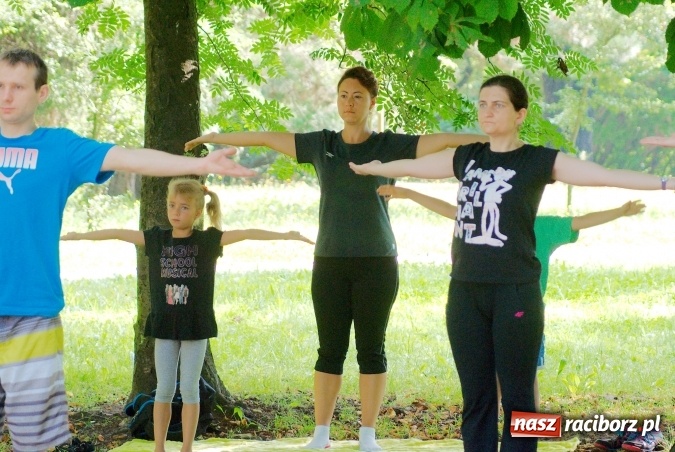 Zdjęcie w galerii na portalu naszraciborz.pl: Poranna joga w Parku Roth wiadomości z regionu