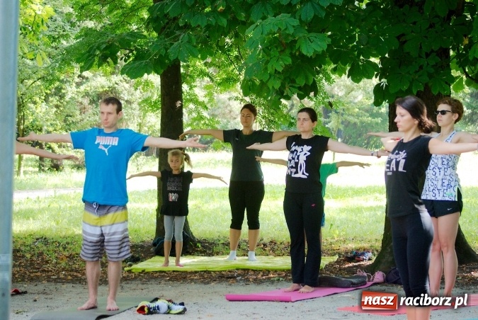 Zdjęcie w galerii na portalu naszraciborz.pl: Poranna joga w Parku Roth wiadomości z regionu