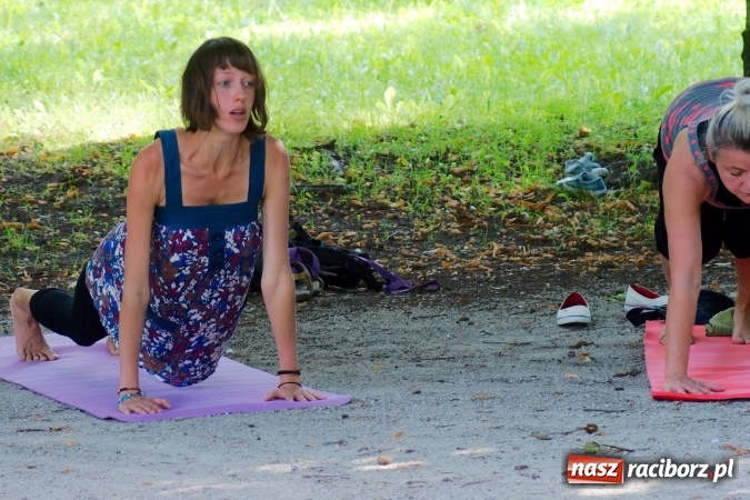 Zdjęcie w galerii na portalu naszraciborz.pl: Poranna joga w Parku Roth wiadomości z regionu
