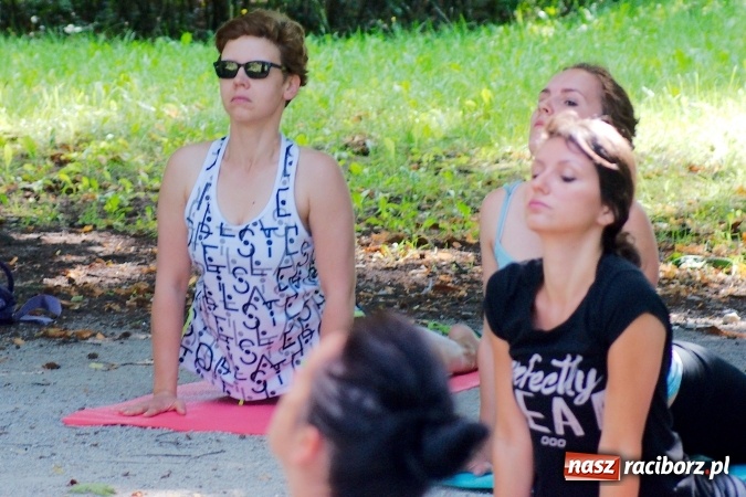 Zdjęcie w galerii na portalu naszraciborz.pl: Poranna joga w Parku Roth wiadomości z regionu