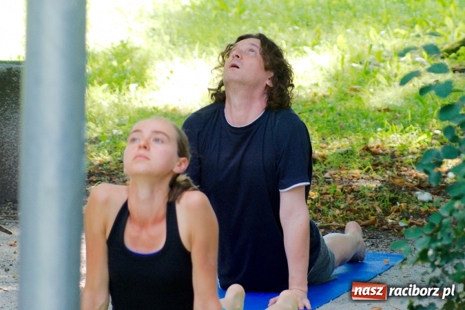 Zdjęcie w galerii na portalu naszraciborz.pl: Poranna joga w Parku Roth wiadomości z regionu