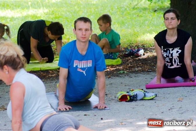 Zdjęcie w galerii na portalu naszraciborz.pl: Poranna joga w Parku Roth wiadomości z regionu