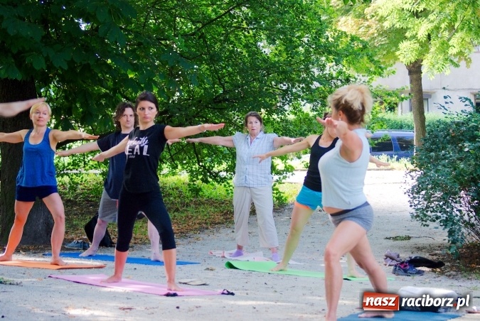 Zdjęcie w galerii na portalu naszraciborz.pl: Poranna joga w Parku Roth wiadomości z regionu