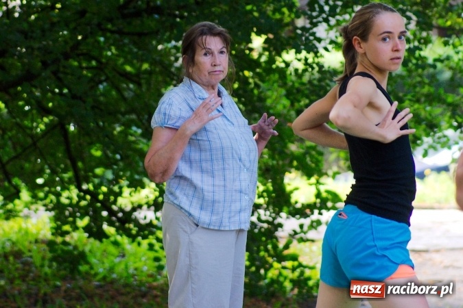 Zdjęcie w galerii na portalu naszraciborz.pl: Poranna joga w Parku Roth wiadomości z regionu
