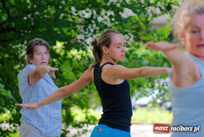 Zdjęcie w galerii na portalu naszraciborz.pl: Poranna joga w Parku Roth wiadomości z regionu
