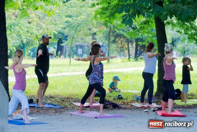 Zdjęcie w galerii na portalu naszraciborz.pl: Poranna joga w Parku Roth wiadomości z regionu