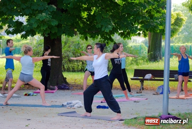 Zdjęcie w galerii na portalu naszraciborz.pl: Poranna joga w Parku Roth wiadomości z regionu