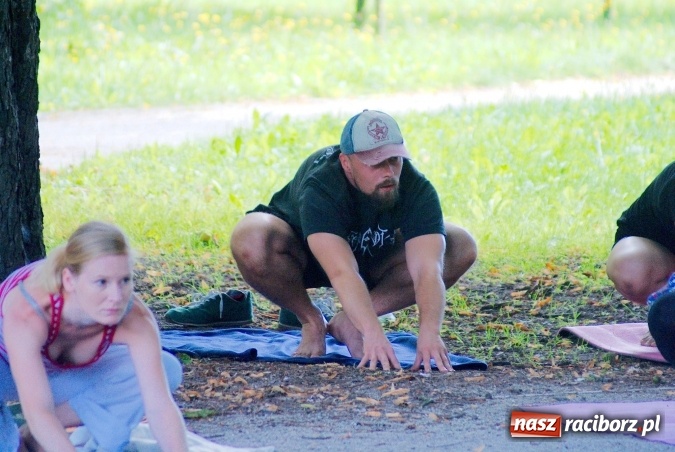 Zdjęcie w galerii na portalu naszraciborz.pl: Poranna joga w Parku Roth wiadomości z regionu