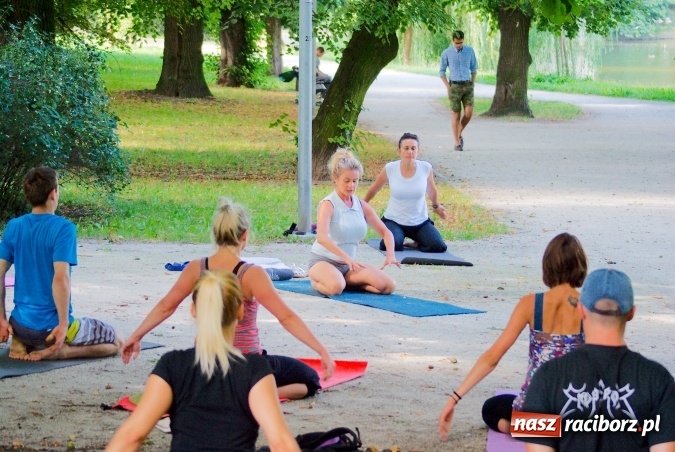 Zdjęcie w galerii na portalu naszraciborz.pl: Poranna joga w Parku Roth wiadomości z regionu