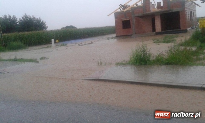 Zdjęcie w galerii na portalu naszraciborz.pl: Nawałnice nad powiatem raciborskim. Ściana wody w Rudach! wiadomości z regionu