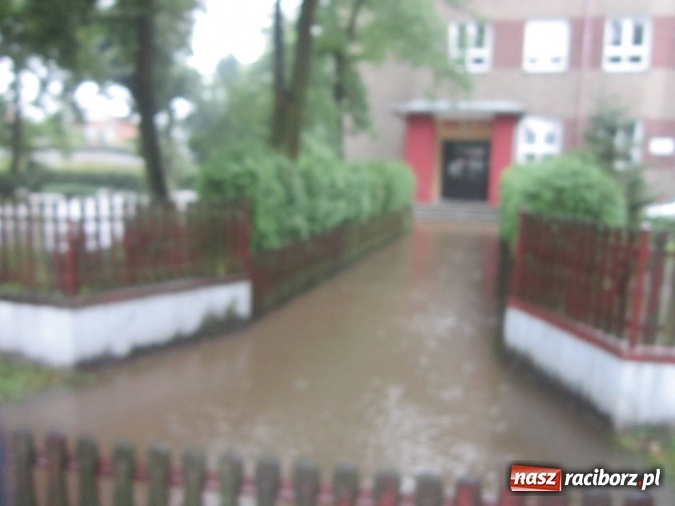 Zdjęcie w galerii na portalu naszraciborz.pl: Podtopione domy i budynki użyteczności publicznej, w tym szkoła. Rudy po nawałnicy wiadomości z regionu