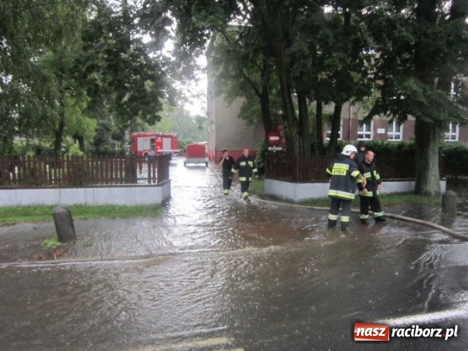 Zdjęcie w galerii na portalu naszraciborz.pl: Podtopione domy i budynki użyteczności publicznej, w tym szkoła. Rudy po nawałnicy wiadomości z regionu