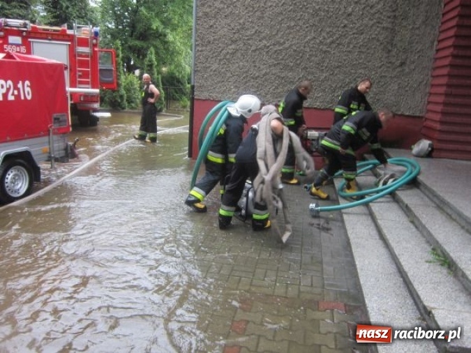 Zdjęcie w galerii na portalu naszraciborz.pl: Podtopione domy i budynki użyteczności publicznej, w tym szkoła. Rudy po nawałnicy wiadomości z regionu