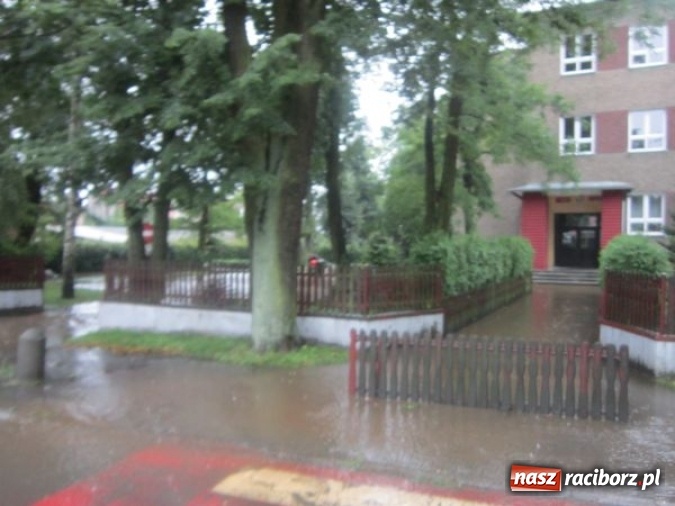 Zdjęcie w galerii na portalu naszraciborz.pl: Podtopione domy i budynki użyteczności publicznej, w tym szkoła. Rudy po nawałnicy wiadomości z regionu