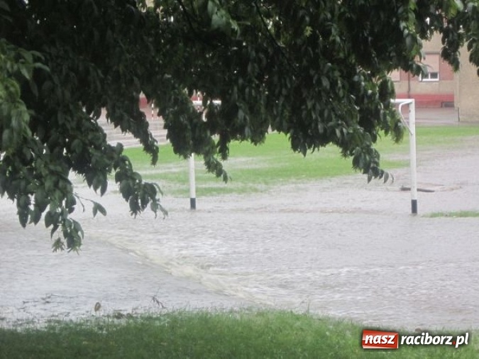 Zdjęcie w galerii na portalu naszraciborz.pl: Podtopione domy i budynki użyteczności publicznej, w tym szkoła. Rudy po nawałnicy wiadomości z regionu