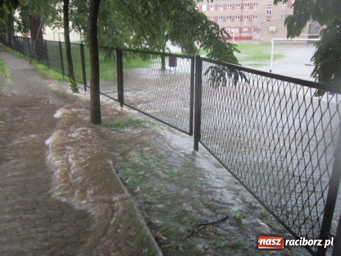 Zdjęcie w galerii na portalu naszraciborz.pl: Podtopione domy i budynki użyteczności publicznej, w tym szkoła. Rudy po nawałnicy wiadomości z regionu