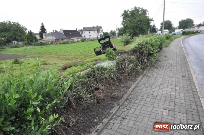 Zdjęcie w galerii na portalu naszraciborz.pl: Kierująca astrą wypadła z jezdni na Kozielskiej wiadomości z regionu