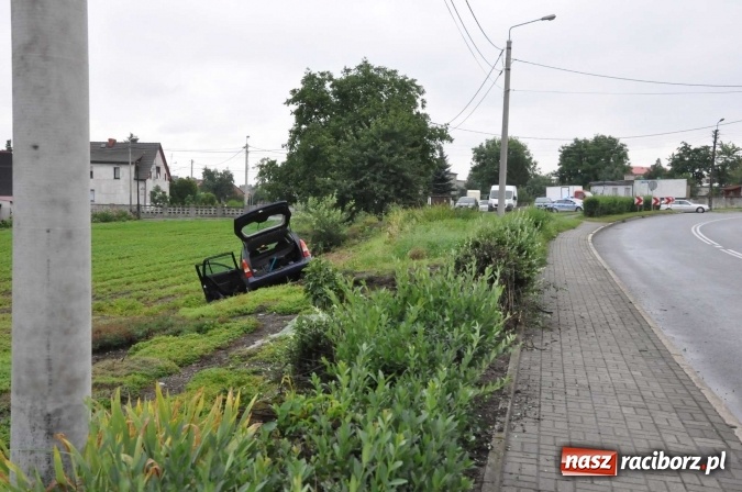 Zdjęcie w galerii na portalu naszraciborz.pl: Kierująca astrą wypadła z jezdni na Kozielskiej wiadomości z regionu