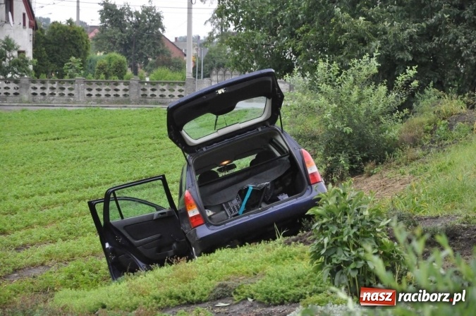Zdjęcie w galerii na portalu naszraciborz.pl: Kierująca astrą wypadła z jezdni na Kozielskiej wiadomości z regionu