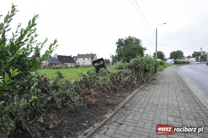 Zdjęcie w galerii na portalu naszraciborz.pl: Kierująca astrą wypadła z jezdni na Kozielskiej wiadomości z regionu