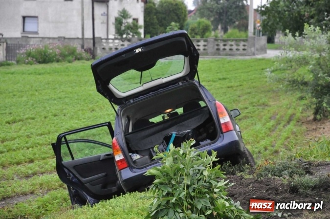 Zdjęcie w galerii na portalu naszraciborz.pl: Kierująca astrą wypadła z jezdni na Kozielskiej wiadomości z regionu