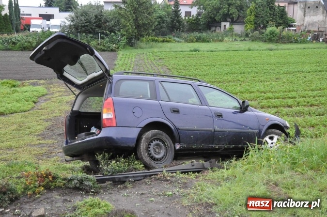 Zdjęcie w galerii na portalu naszraciborz.pl: Kierująca astrą wypadła z jezdni na Kozielskiej wiadomości z regionu