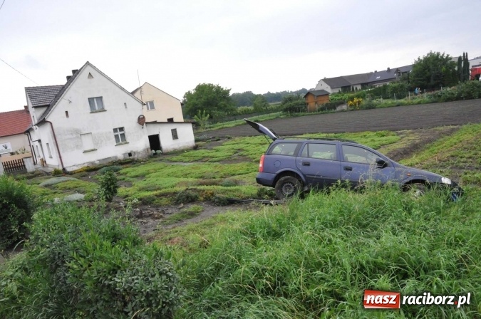 Zdjęcie w galerii na portalu naszraciborz.pl: Kierująca astrą wypadła z jezdni na Kozielskiej wiadomości z regionu