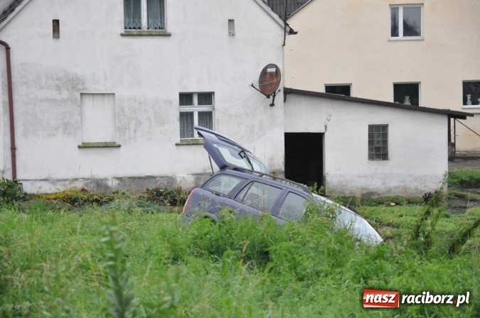 Zdjęcie w galerii na portalu naszraciborz.pl: Kierująca astrą wypadła z jezdni na Kozielskiej wiadomości z regionu