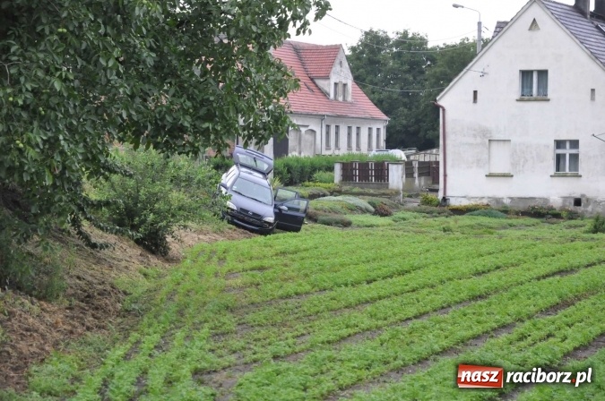 Zdjęcie w galerii na portalu naszraciborz.pl: Kierująca astrą wypadła z jezdni na Kozielskiej wiadomości z regionu