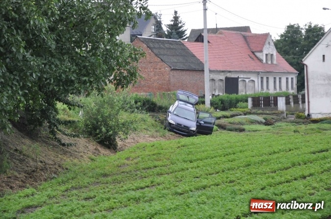 Zdjęcie w galerii na portalu naszraciborz.pl: Kierująca astrą wypadła z jezdni na Kozielskiej wiadomości z regionu