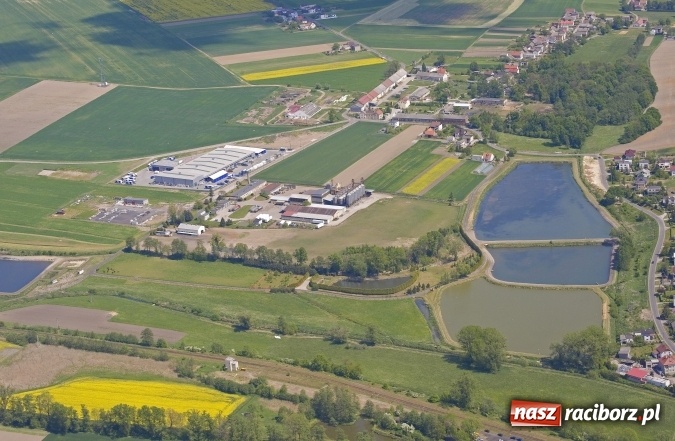 Zdjęcie w galerii na portalu naszraciborz.pl: Kornice i Eko-Okna wczoraj i dziś. Zobacz z lotu ptaka jak zakład zmienił krajobraz wiadomości z regionu