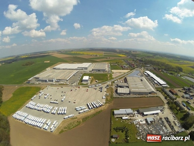 Zdjęcie w galerii na portalu naszraciborz.pl: Kornice i Eko-Okna wczoraj i dziś. Zobacz z lotu ptaka jak zakład zmienił krajobraz wiadomości z regionu