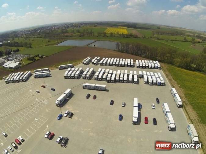 Zdjęcie w galerii na portalu naszraciborz.pl: Kornice i Eko-Okna wczoraj i dziś. Zobacz z lotu ptaka jak zakład zmienił krajobraz wiadomości z regionu