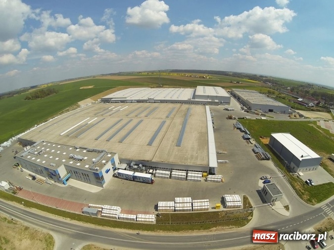 Zdjęcie w galerii na portalu naszraciborz.pl: Kornice i Eko-Okna wczoraj i dziś. Zobacz z lotu ptaka jak zakład zmienił krajobraz wiadomości z regionu