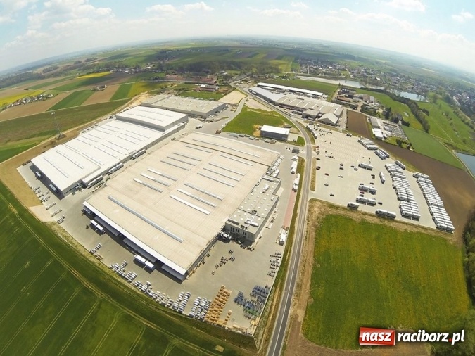 Zdjęcie w galerii na portalu naszraciborz.pl: Kornice i Eko-Okna wczoraj i dziś. Zobacz z lotu ptaka jak zakład zmienił krajobraz wiadomości z regionu