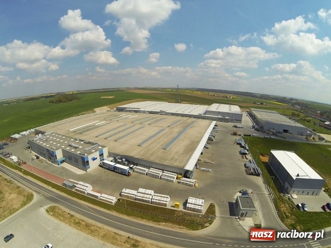 Zdjęcie w galerii na portalu naszraciborz.pl: Kornice i Eko-Okna wczoraj i dziś. Zobacz z lotu ptaka jak zakład zmienił krajobraz wiadomości z regionu