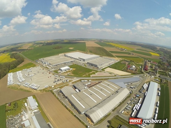 Zdjęcie w galerii na portalu naszraciborz.pl: Kornice i Eko-Okna wczoraj i dziś. Zobacz z lotu ptaka jak zakład zmienił krajobraz wiadomości z regionu