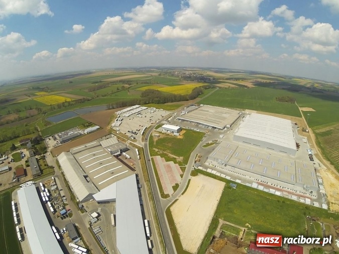 Zdjęcie w galerii na portalu naszraciborz.pl: Kornice i Eko-Okna wczoraj i dziś. Zobacz z lotu ptaka jak zakład zmienił krajobraz wiadomości z regionu