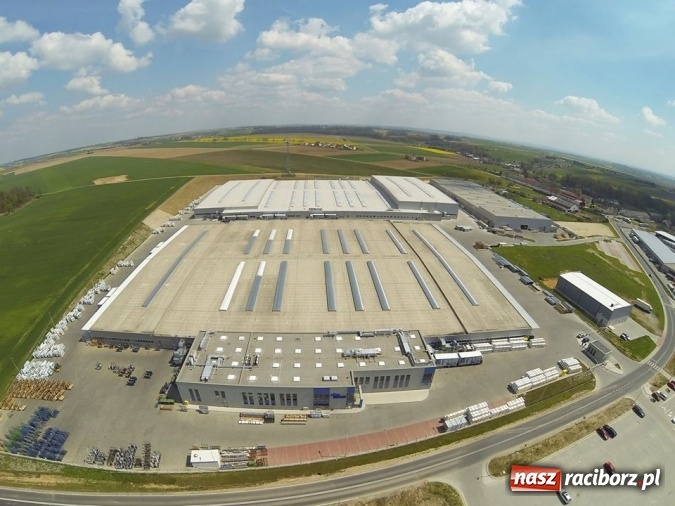 Zdjęcie w galerii na portalu naszraciborz.pl: Kornice i Eko-Okna wczoraj i dziś. Zobacz z lotu ptaka jak zakład zmienił krajobraz wiadomości z regionu