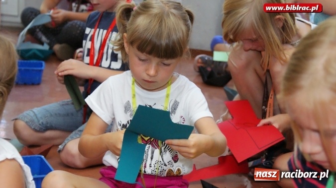 Zdjęcie w galerii na portalu naszraciborz.pl: W raciborskiej bibliotece dzieci poznały autorów Koziołka Matołka wiadomości z regionu