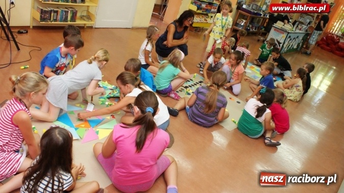 Zdjęcie w galerii na portalu naszraciborz.pl: W raciborskiej bibliotece dzieci poznały autorów Koziołka Matołka wiadomości z regionu