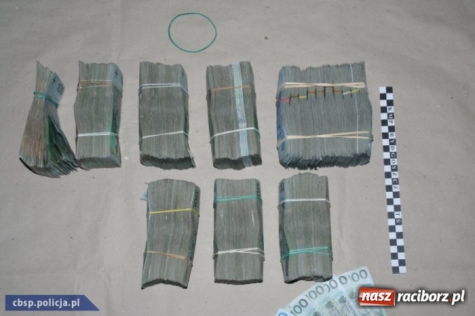 Zdjęcie w galerii na portalu naszraciborz.pl: Centralne Biuro Śledcze Policji rozbiło na Śląsku gang fikcyjnie handlujący złotem i srebrem wiadomości z regionu