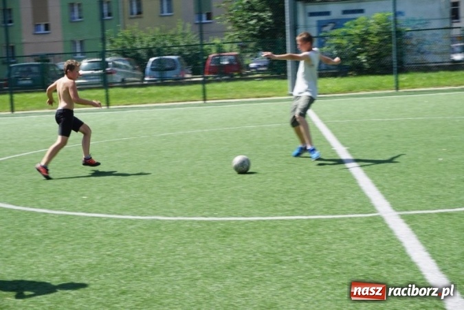 Zdjęcie w galerii na portalu naszraciborz.pl: Na orliku przy Kasprowicza powtarzają Euro 2016 wiadomości z regionu