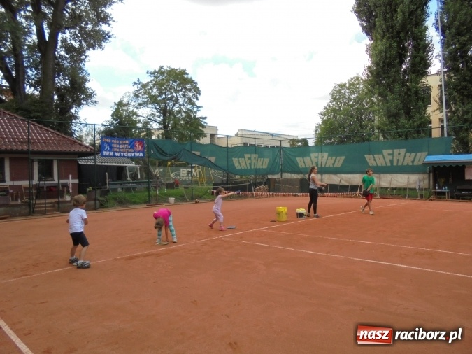 Zdjęcie w galerii na portalu naszraciborz.pl: Przyszli tenisiści poznawali tajniki sportu wiadomości z regionu