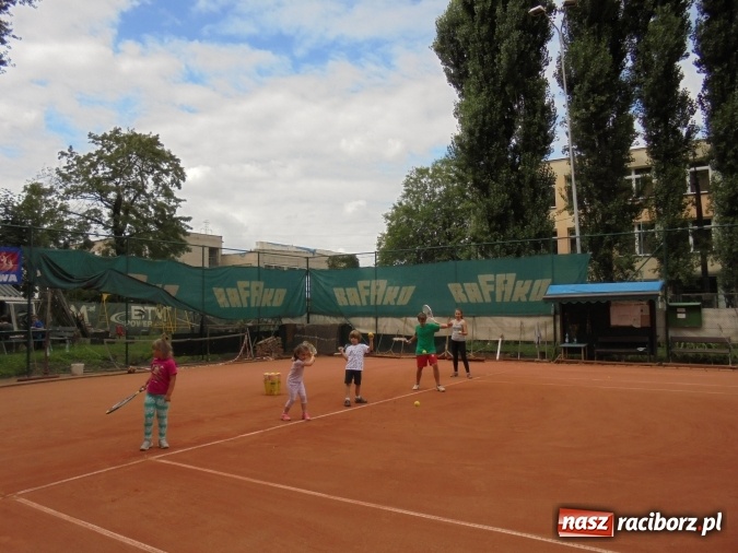 Zdjęcie w galerii na portalu naszraciborz.pl: Przyszli tenisiści poznawali tajniki sportu wiadomości z regionu